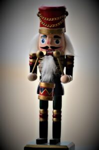 自閉症の子ども向けオブジェとしてトイレットペーパーを使ったトンネルのアイデアは？