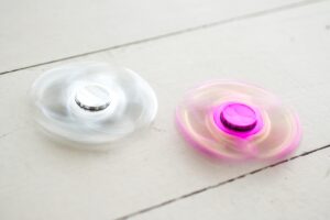 自閉症の子供におすすめの静かに遊べるスピナーは指で使える？