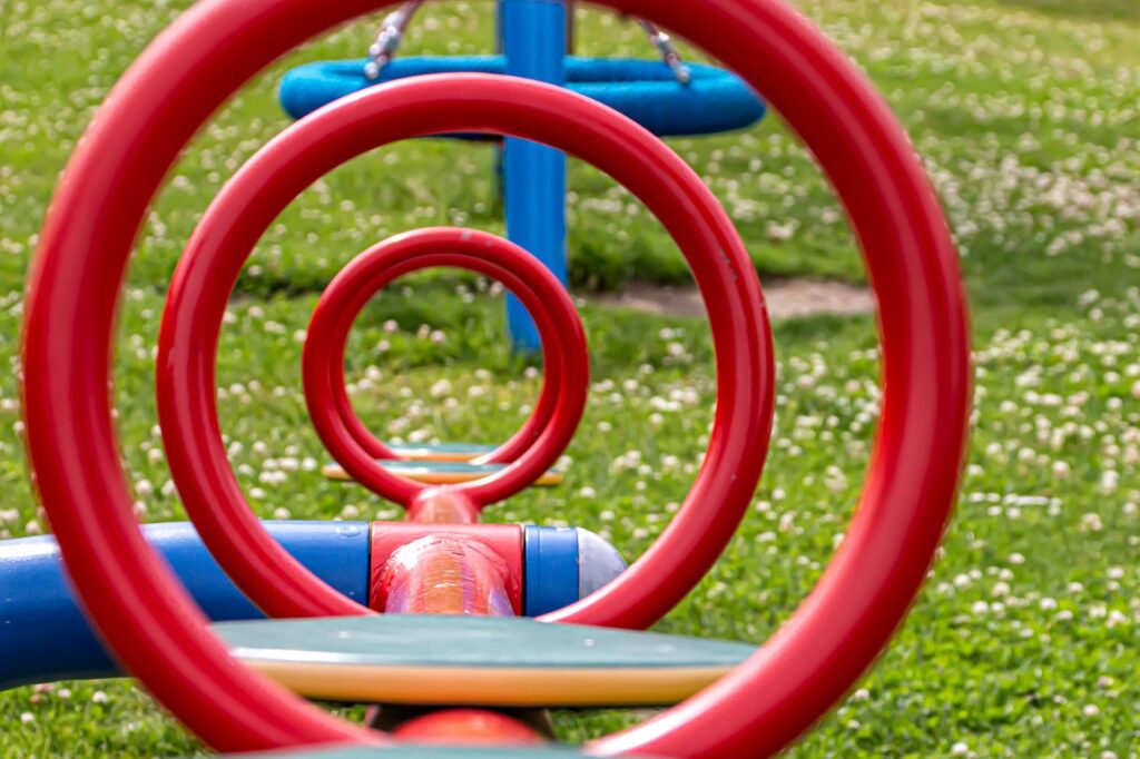 ASDの子供に最適な遊具の選び方と安全性は？